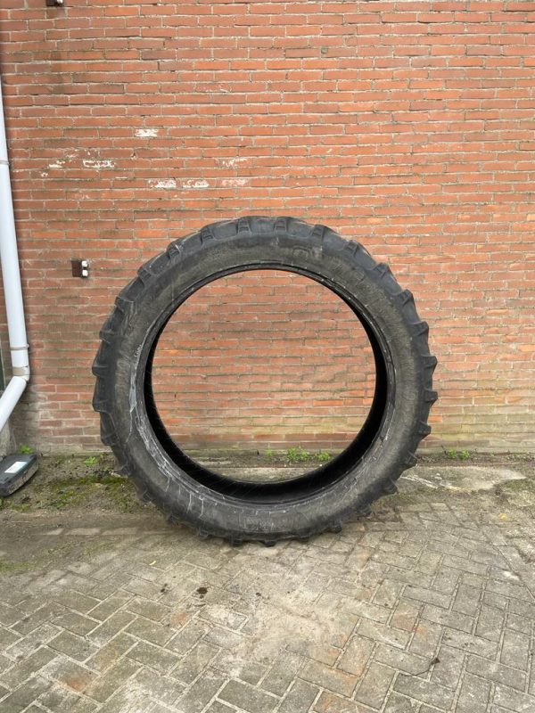 340/85R48 BKT